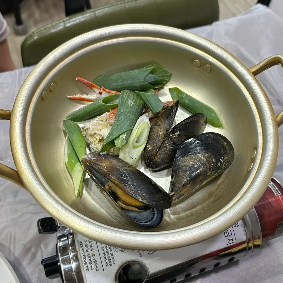 Seafood ramyeon with mussels and blue crab
