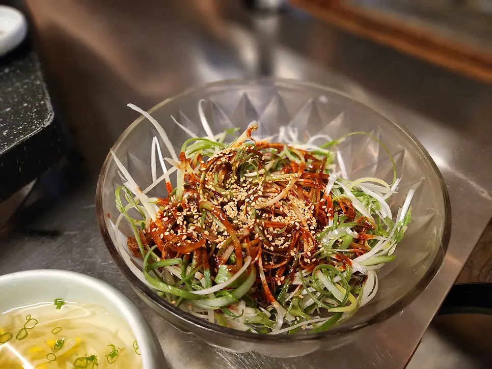 Shredded scallions with spicy seasoning