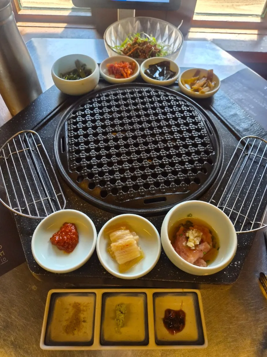 Pickled kelp, seasoned radish strips, and other side dishes