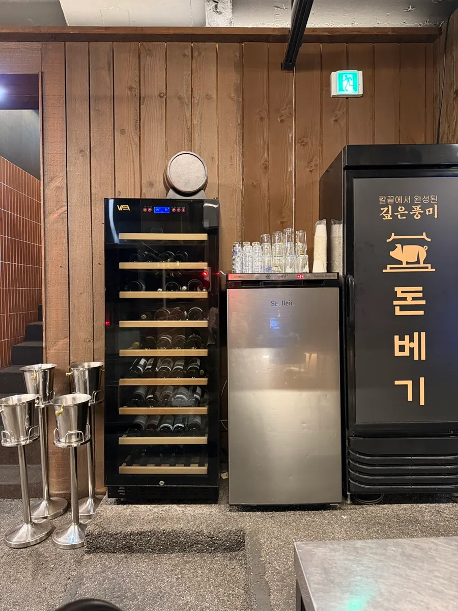 뼈가 붙은 두툼한 숄더랙 생고기
