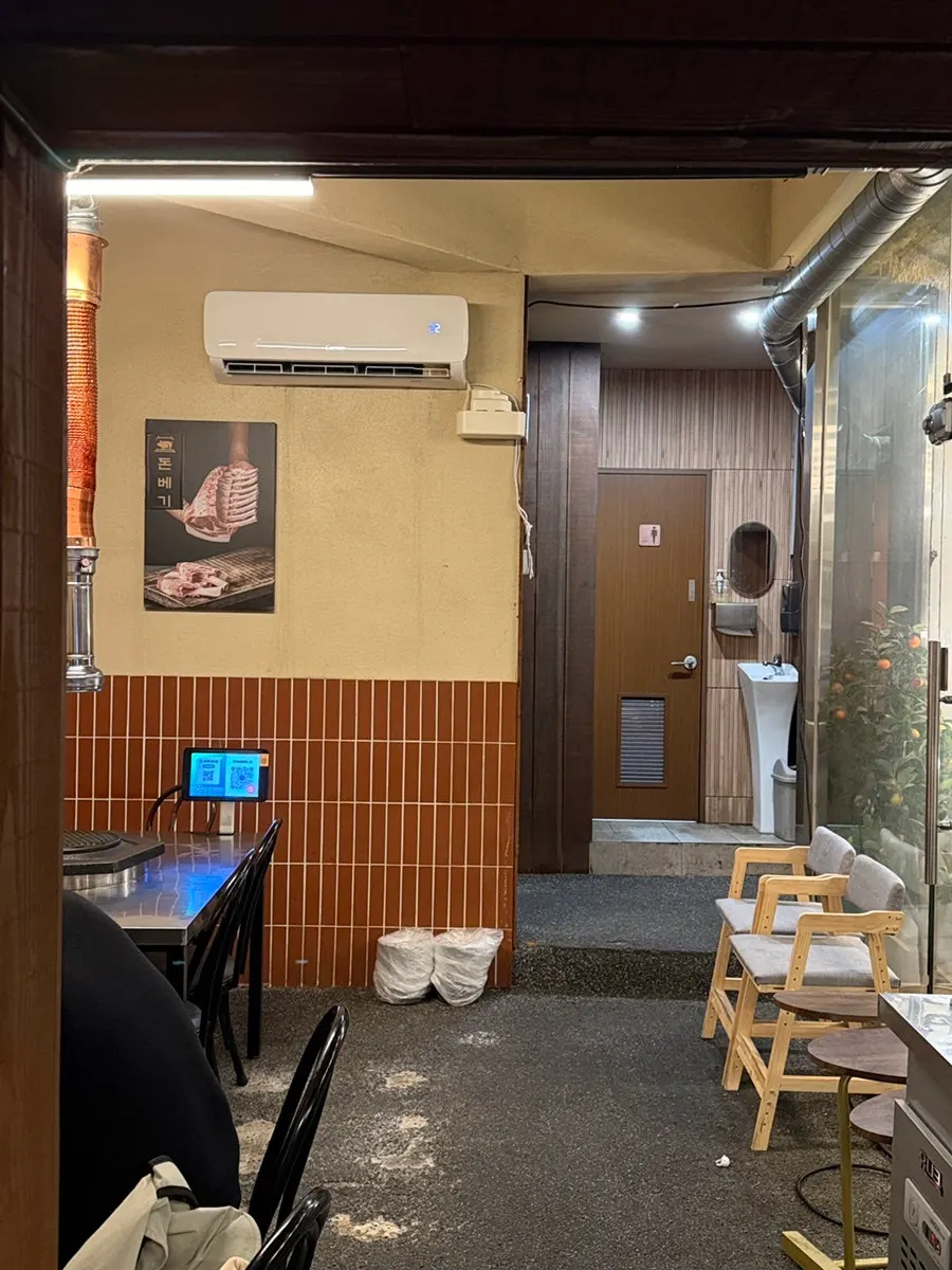 살코기와 지방이 섞인 고기 한 점