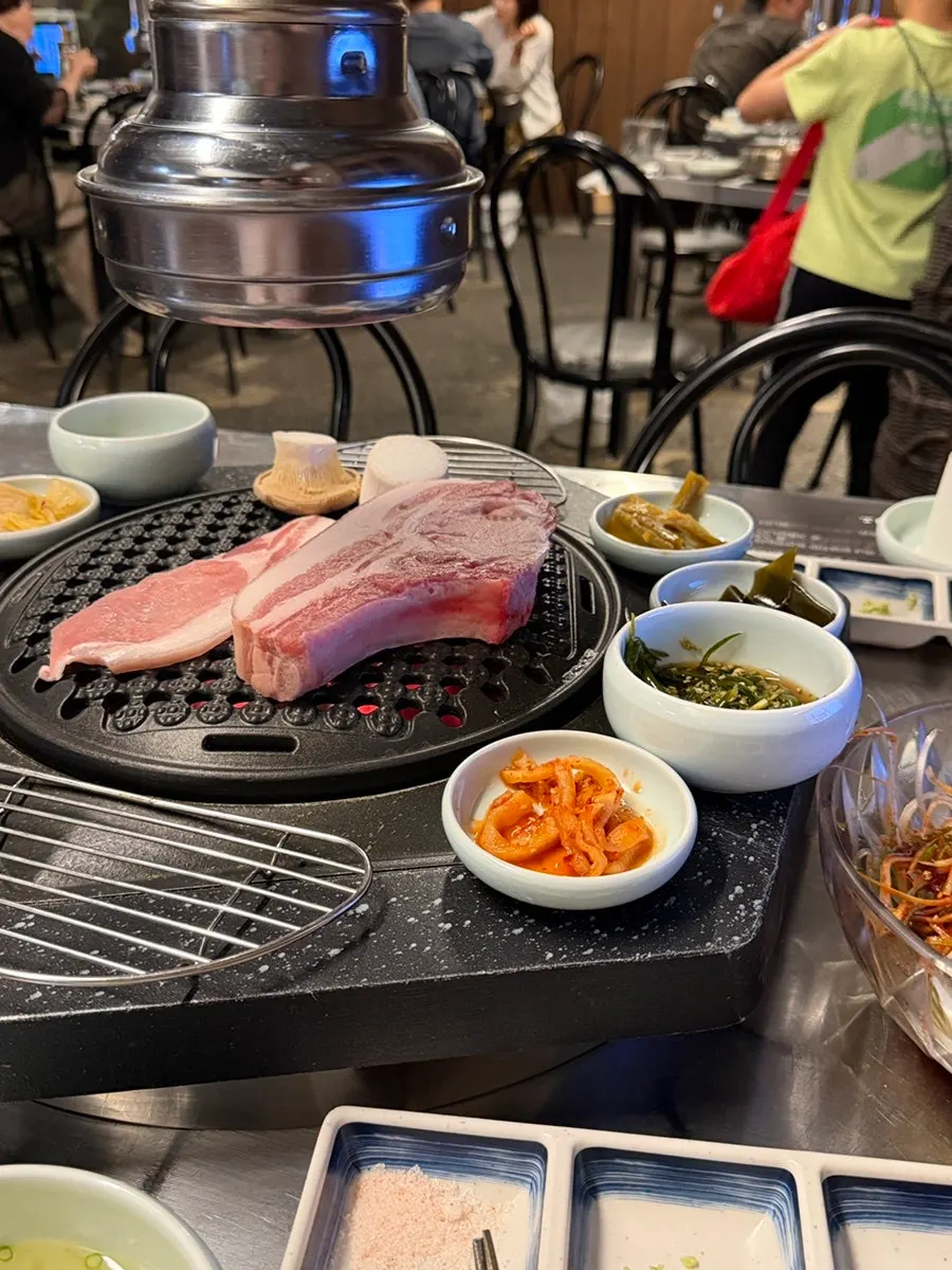 두툼하게 구워진 숄더랙 한 점