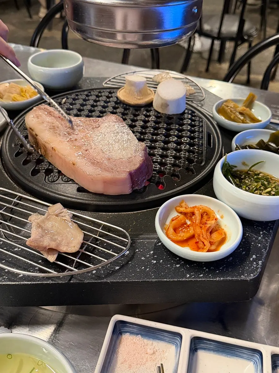 육즙이 남아 있는 숄더랙 단면