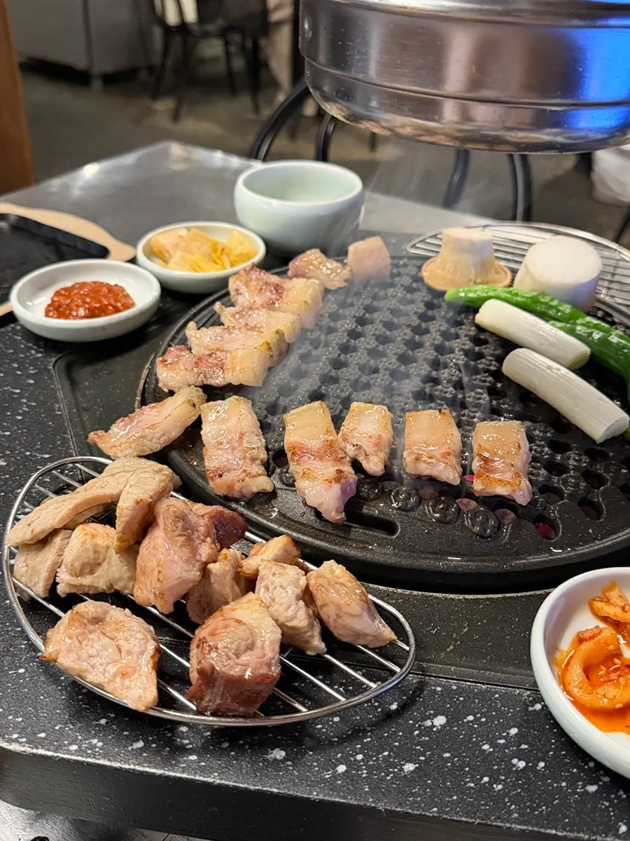 고기와 함께 차려진 반찬 접시