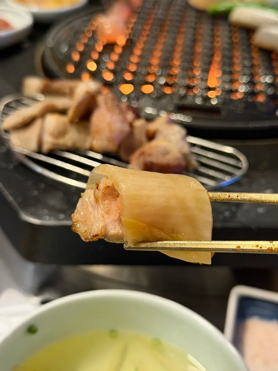 백김치와 명란이 놓인 상차림