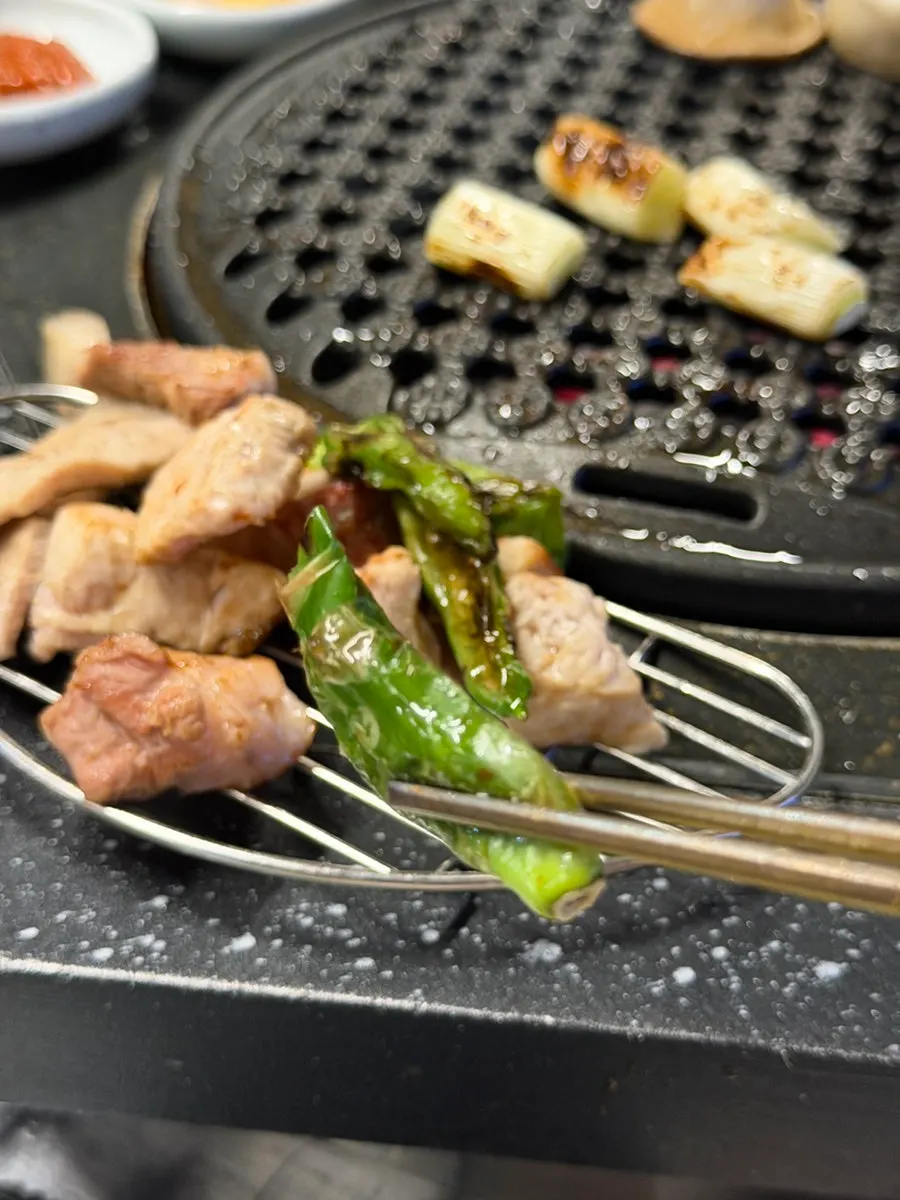 백김치에 싸 먹는 구운 고기