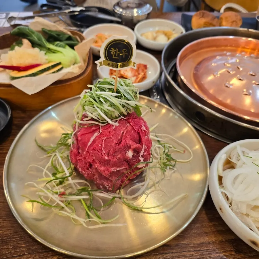 한 접시에 담긴 신선한 야채 모둠
