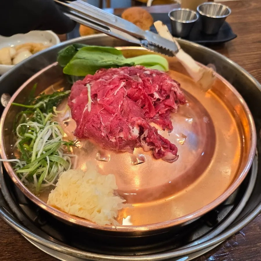 얇게 썰려 금방 익은 한우불고기
