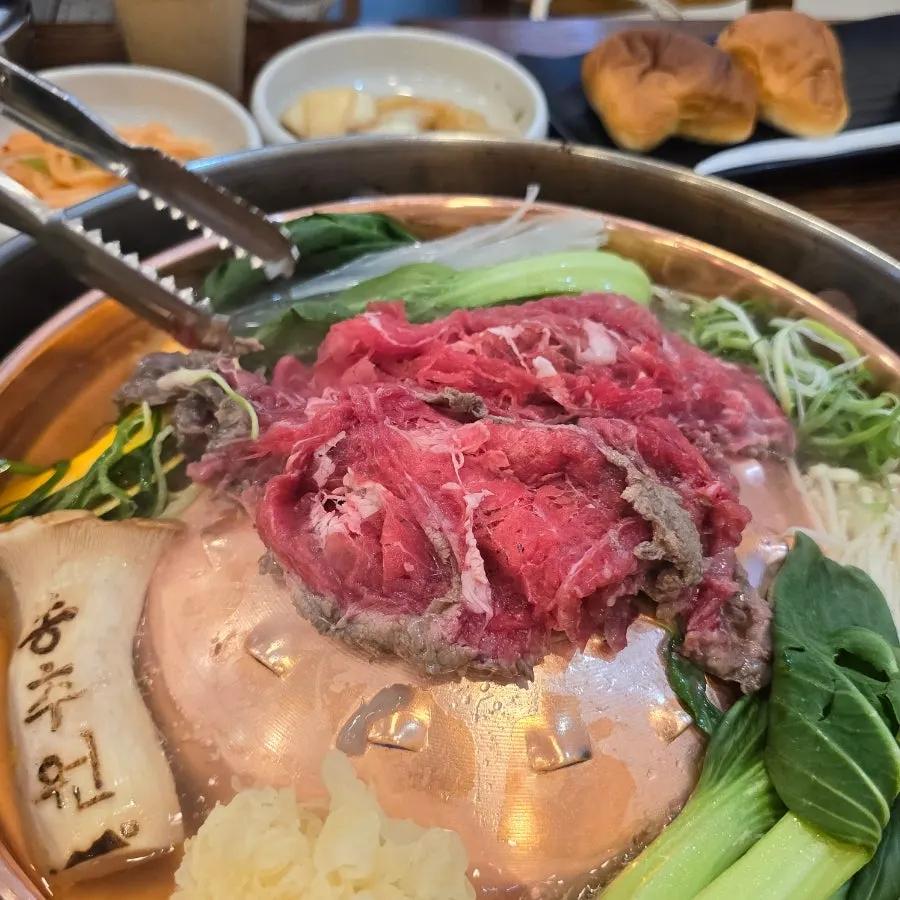 불고기와 반찬이 놓인 식사 테이블