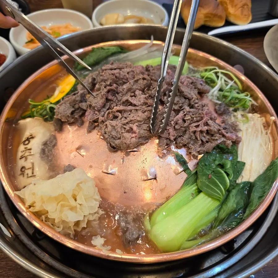 육수와 함께 먹는 한우불고기 접시