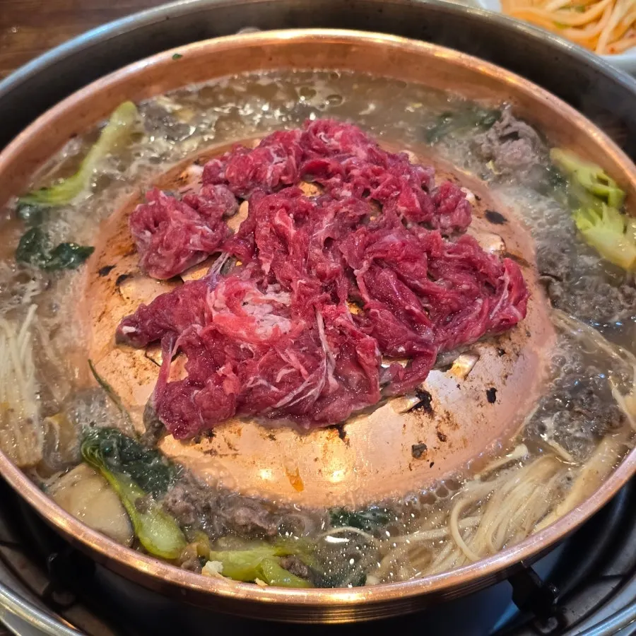 육수에 넣어 수란처럼 익힌 달걀