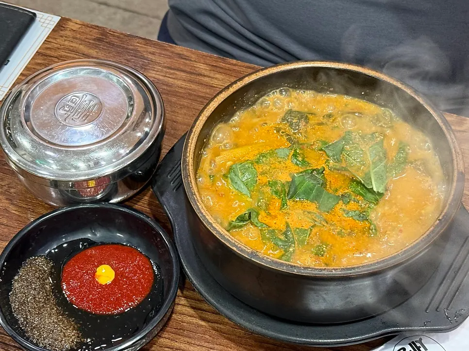 A bowl of hansu boshin gukbap generously packed with meat