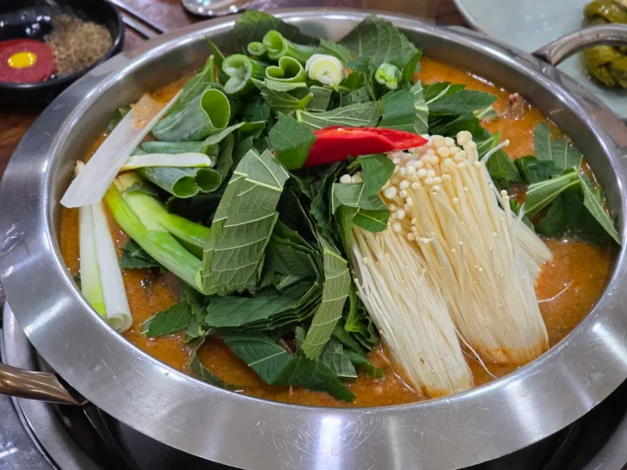 Table setting with the large Korean beef bosin jeongol
