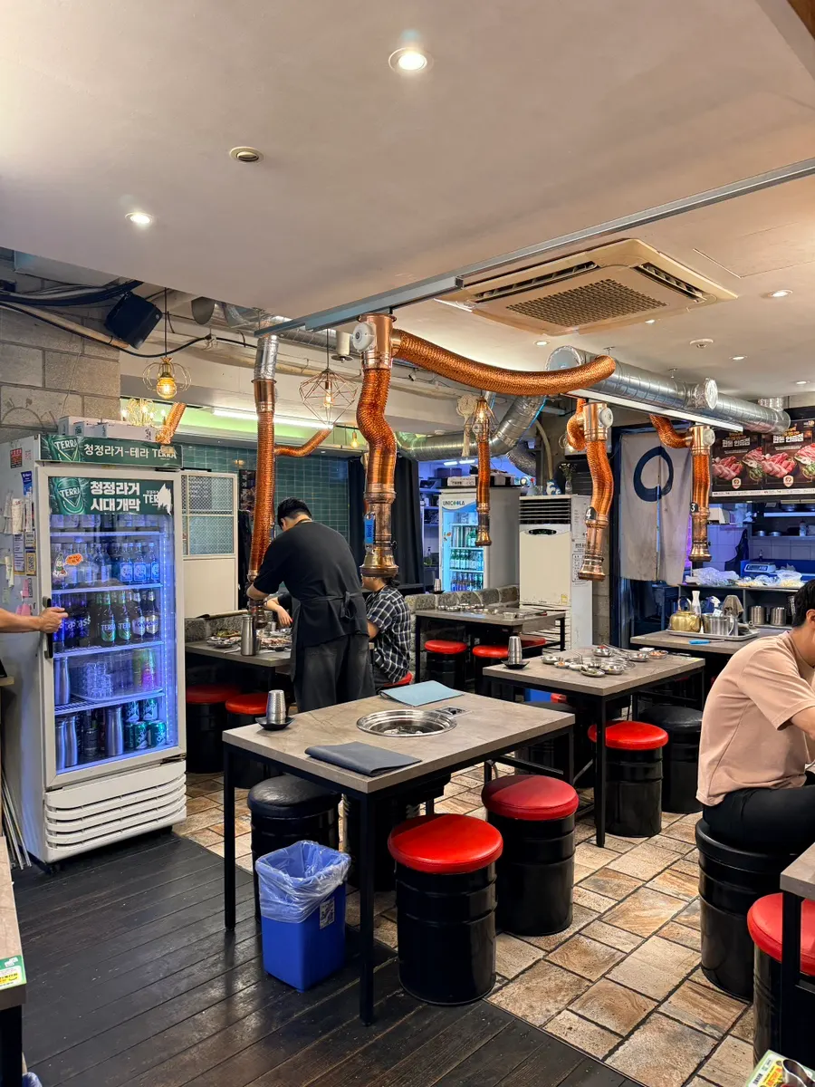 บรรยากาศภายในร้านที่ค่อนข้างโล่งในเย็นวันพฤหัส