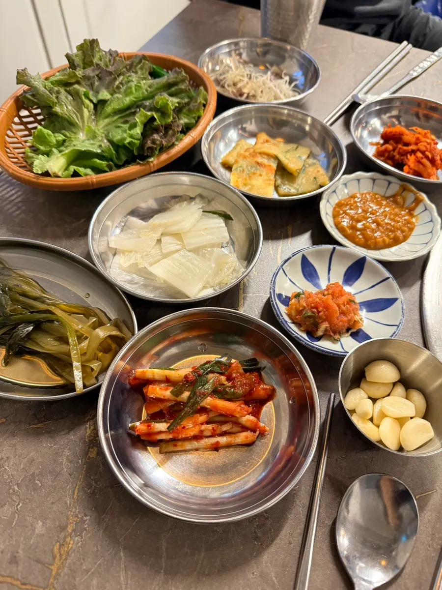 หมูสามชั้นและเนื้อซี่โครงดิบที่สั่งมาบนโต๊ะ