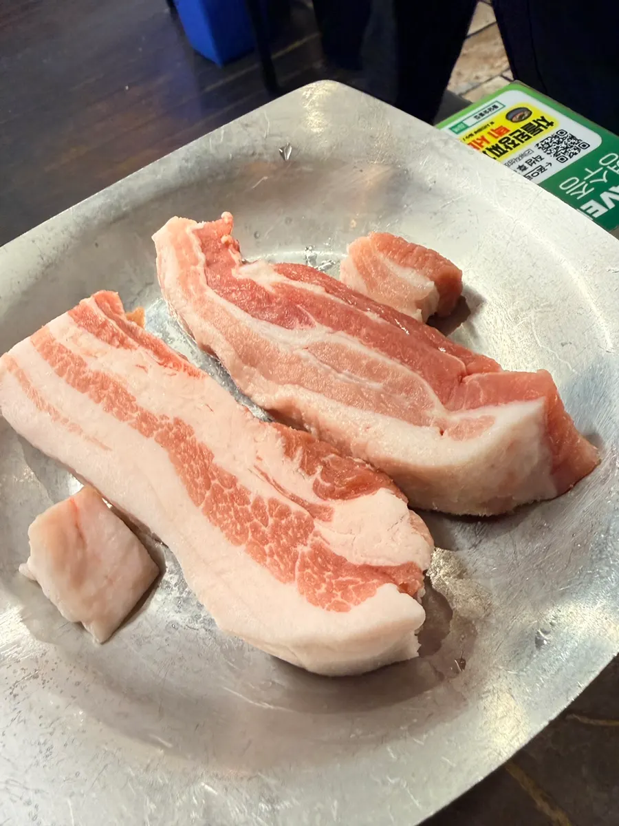 หมูสามชั้นเกาหลีชิ้นหนาบนเตาถ่าน