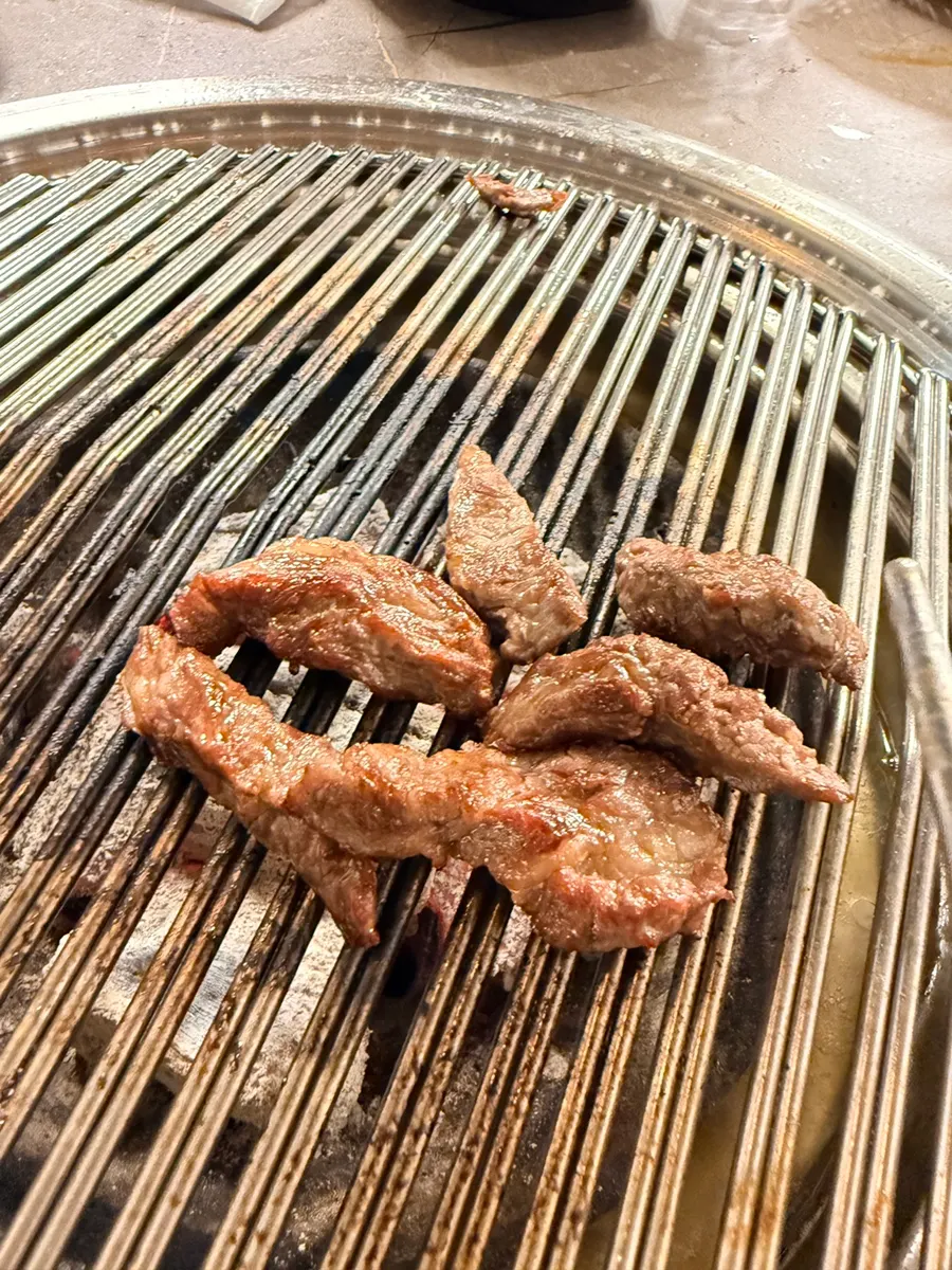 เนื้อชิ้นหนึ่งพร้อมเกลือและผักห่อ