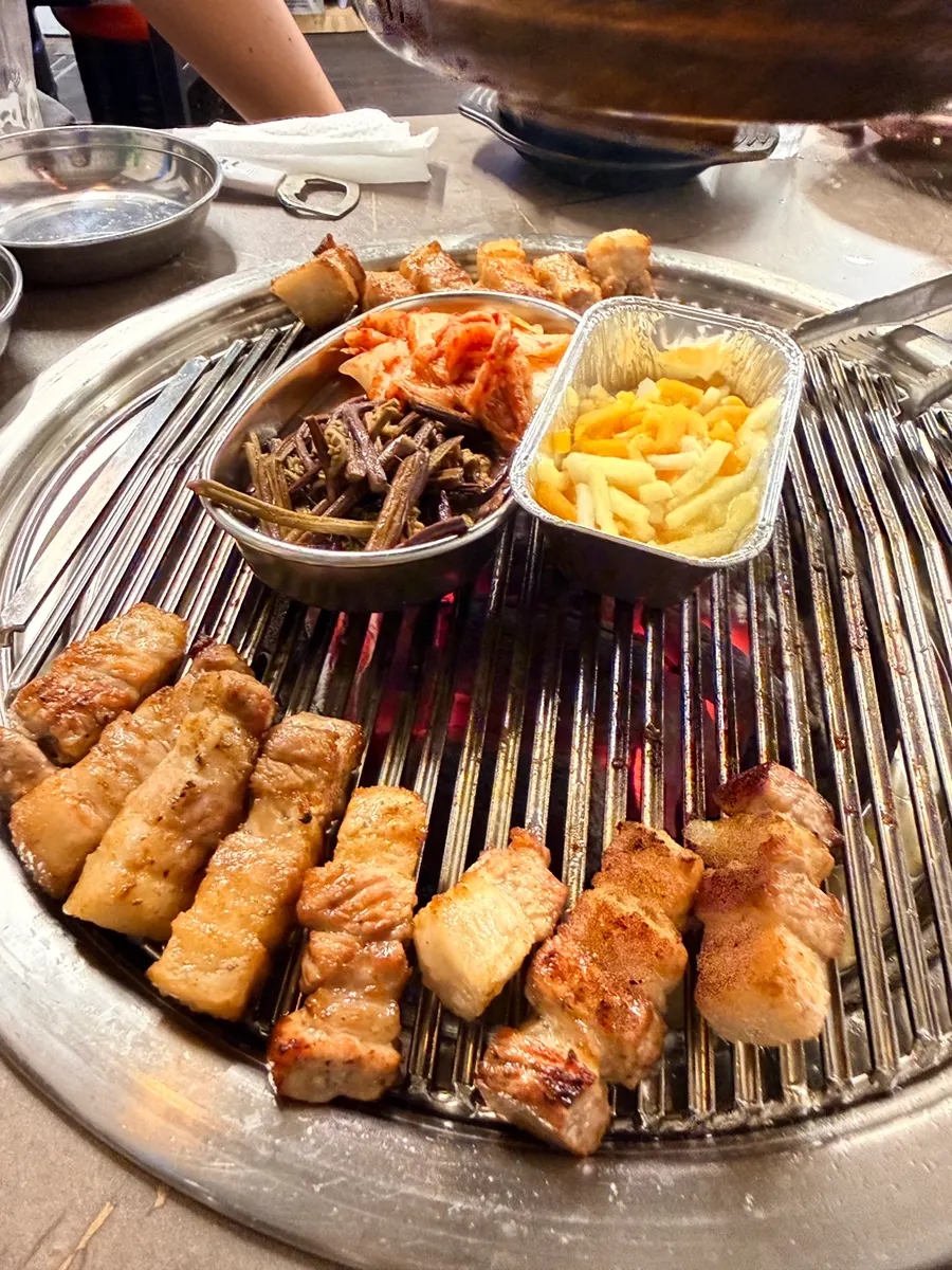 ที่นั่งที่มีระยะห่างระหว่างโต๊ะพอสมควร