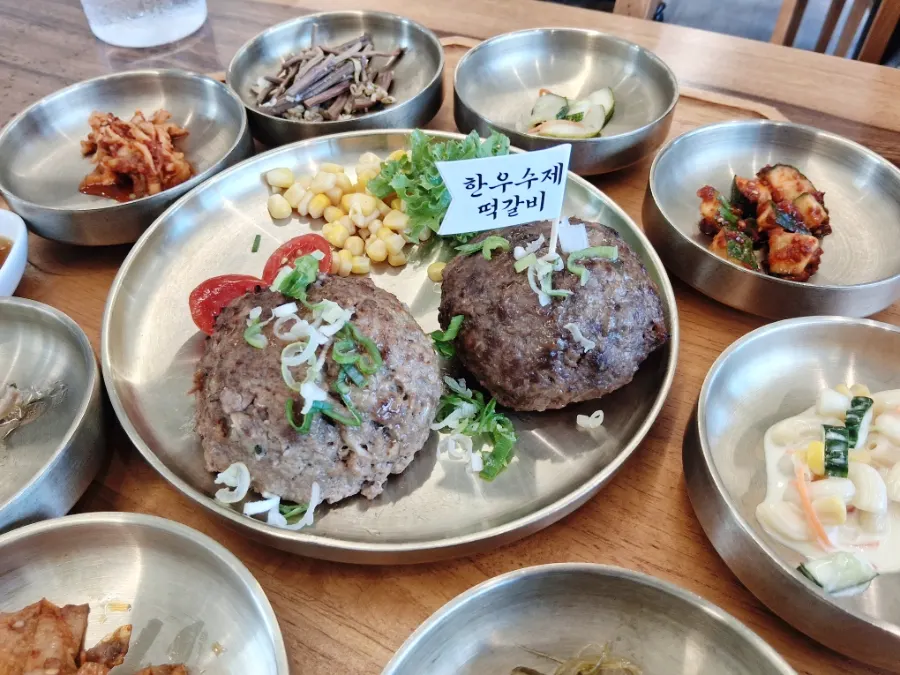 솥밥과 찌개가 포함된 떡갈비정식 상차림