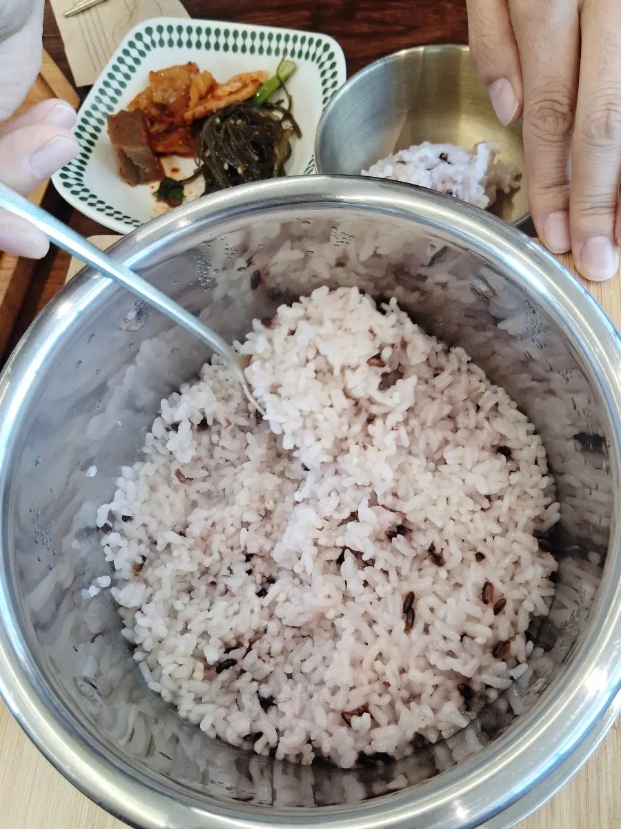 개인 밥공기에 덜어낸 솥밥과 반찬