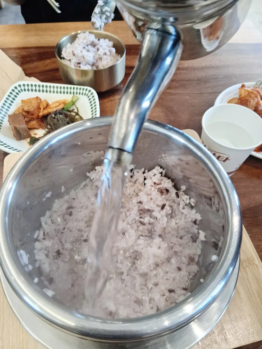정갈하게 차려진 떡갈비정식 한상