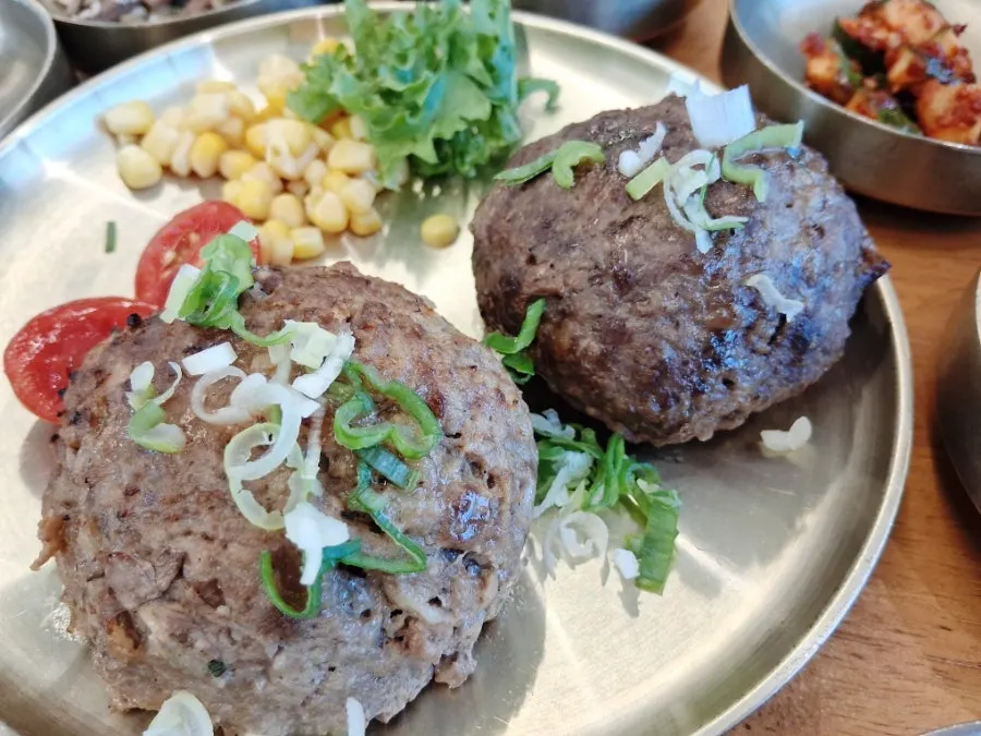 잘라서 단면을 보인 떡갈비