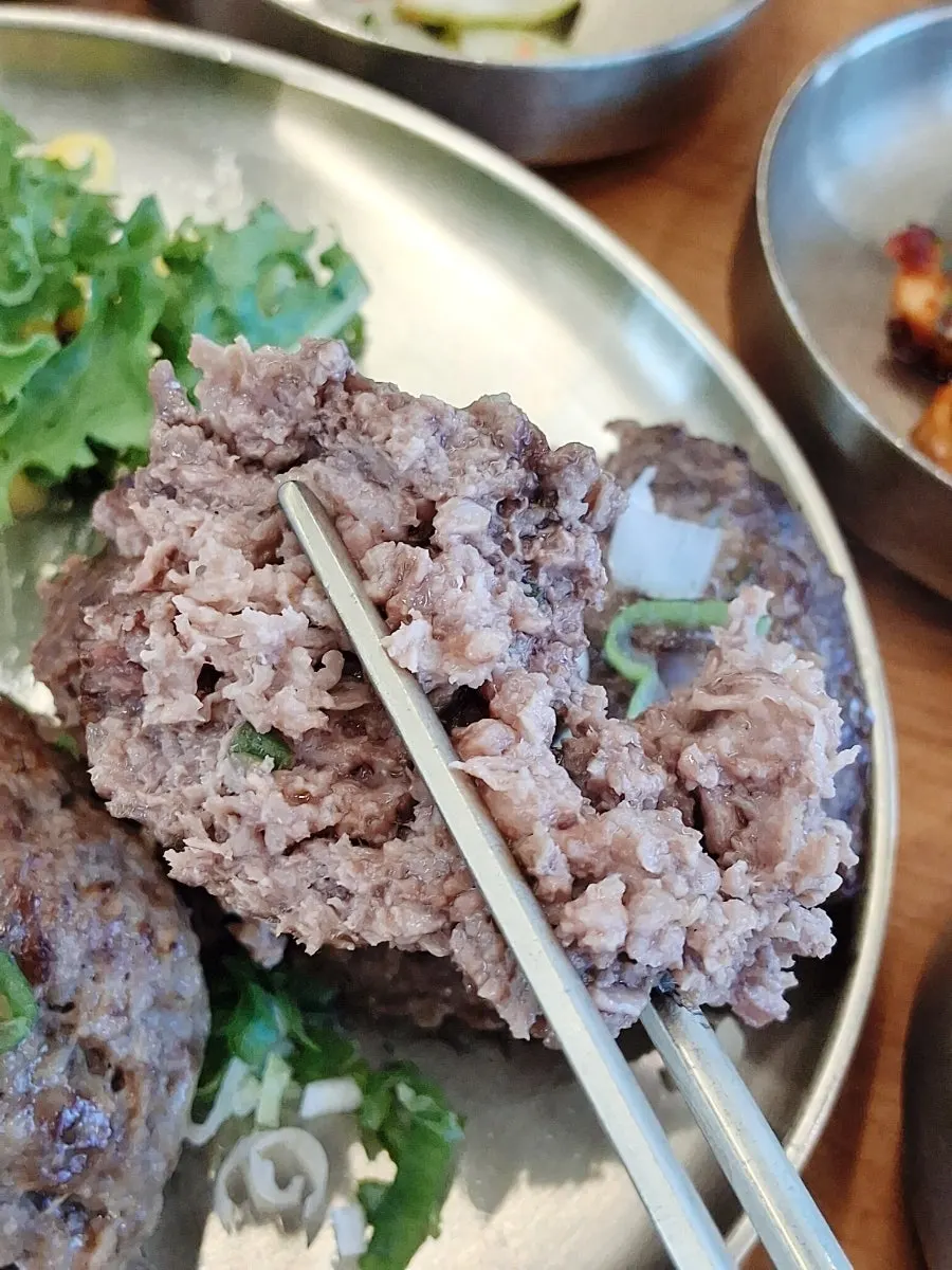 특제소스에 찍은 떡갈비 한 조각