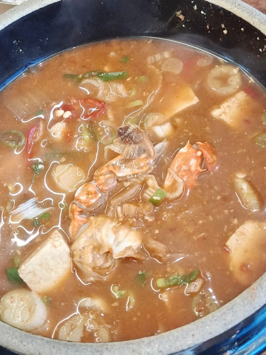 셀프바에서 담아온 반찬 접시