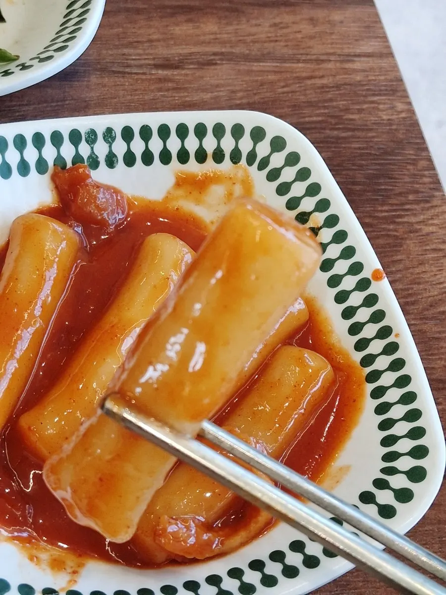 밥 위에 떡갈비를 올린 한 숟가락