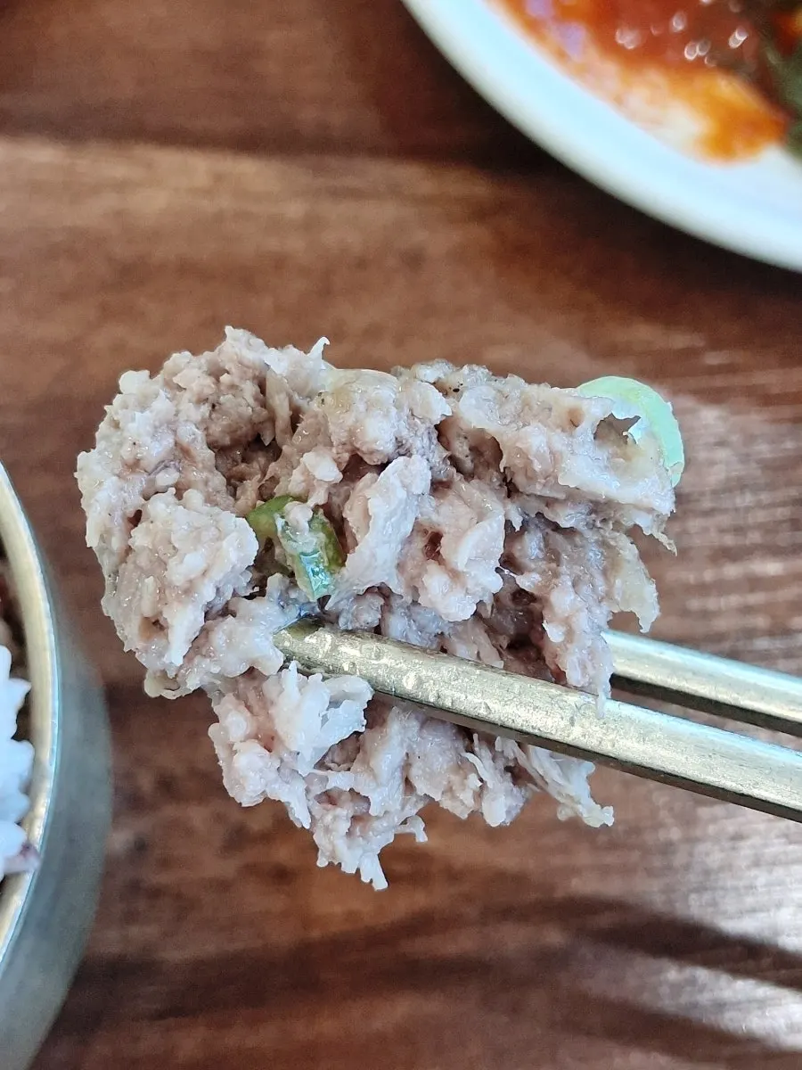 물을 부어둔 솥밥 누룽지