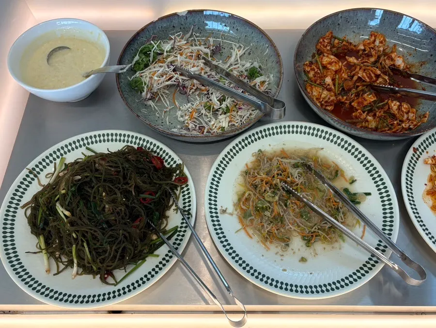 셀프바에 놓인 여러 가지 밑반찬
