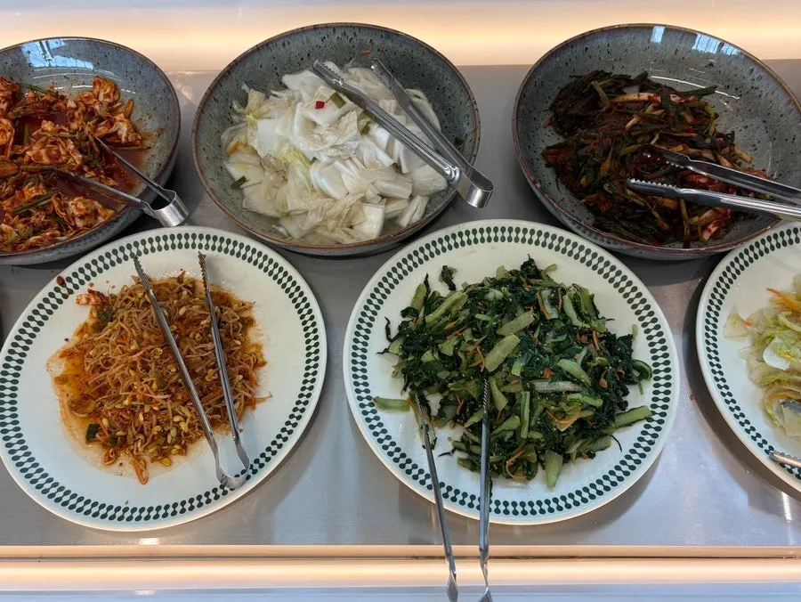 셀프바 반찬 코너 전경