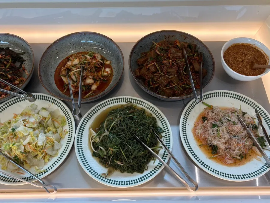 셀프바에 준비된 반찬 접시들