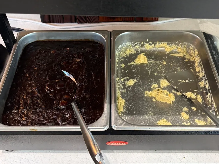 푸짐하게 차려진 셀프바 전체 모습