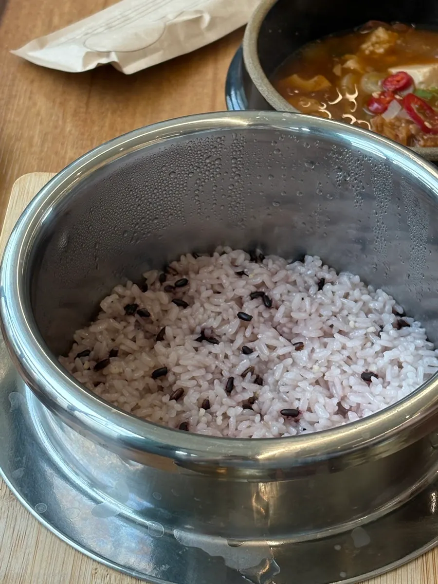 셀프바에서 담아 온 반찬 접시