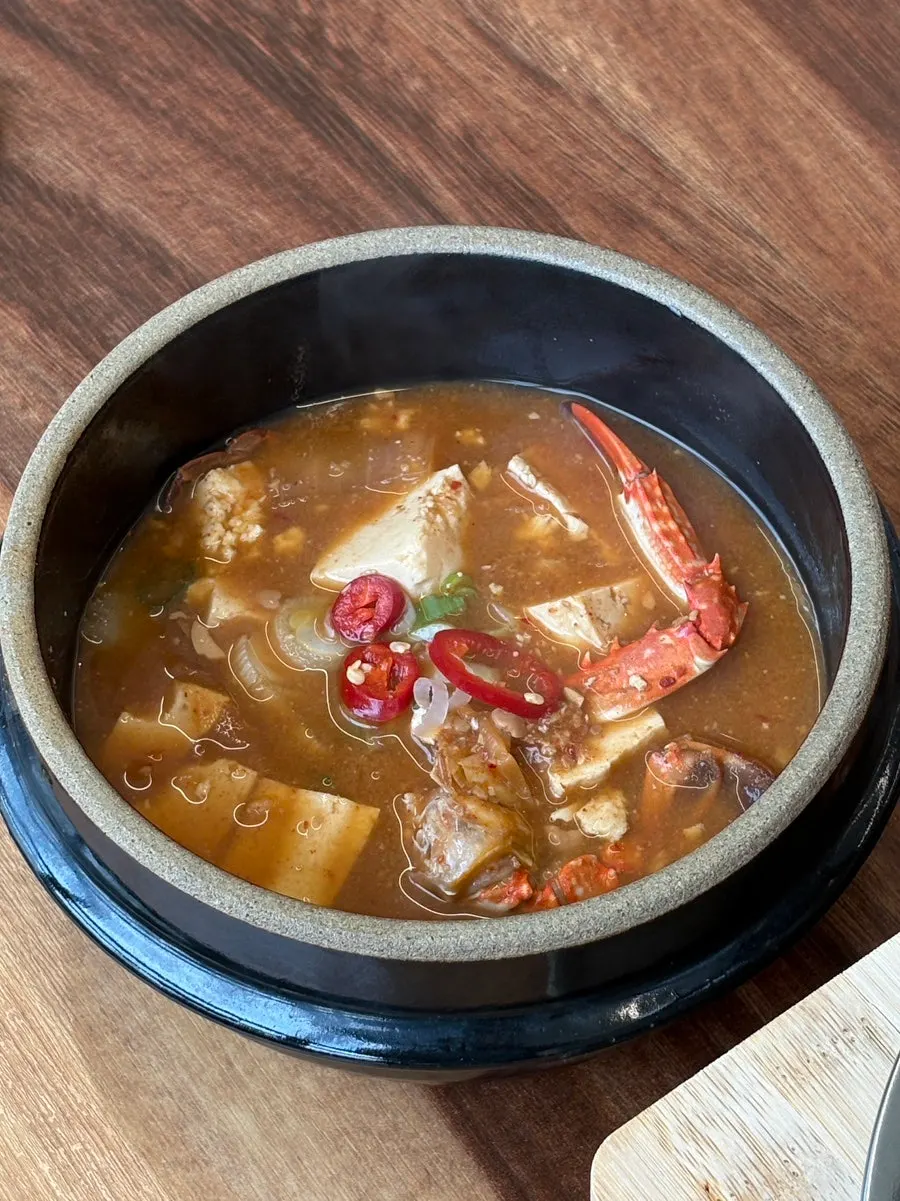 셀프바 반찬을 곁들인 테이블 상차림