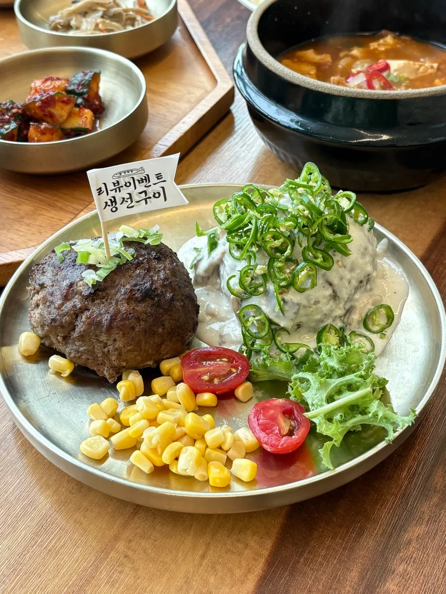 솥밥과 꽃게 된장찌개 한상