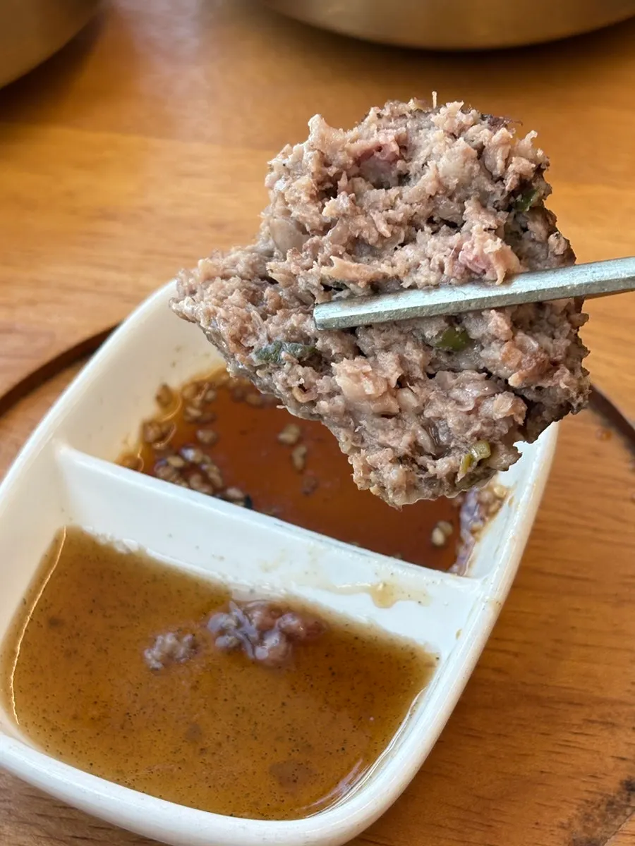 간장에 찍어 먹는 떡갈비 한 점