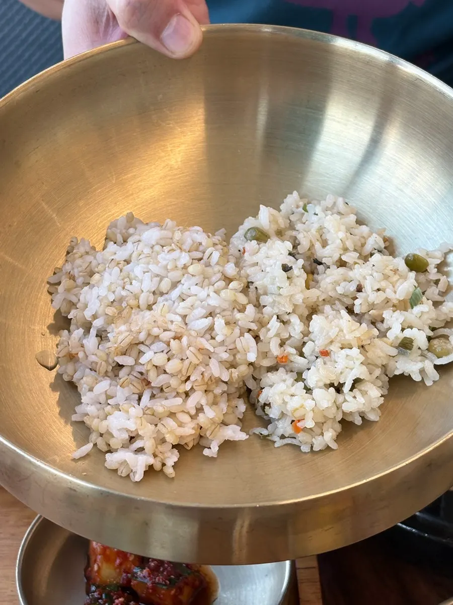 반찬과 밥을 함께 곁들인 한식 한 끼