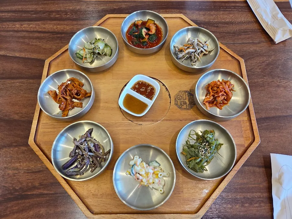 주문 직후 나온 기본 반찬 상차림