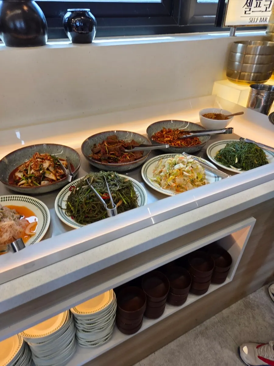 셀프바에 놓인 나물 반찬