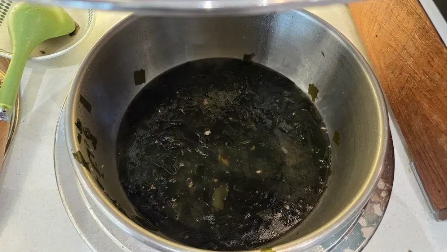 동암떡갈비 나물 반찬 접시