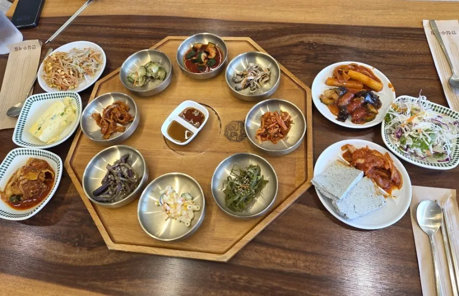 셀프바에서 담아온 반찬으로 차린 한 상
