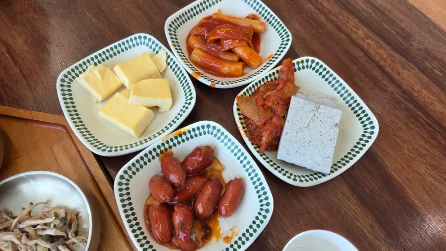 동암떡갈비 셀프바에서 담아온 떡볶이와 소세지, 계란찜