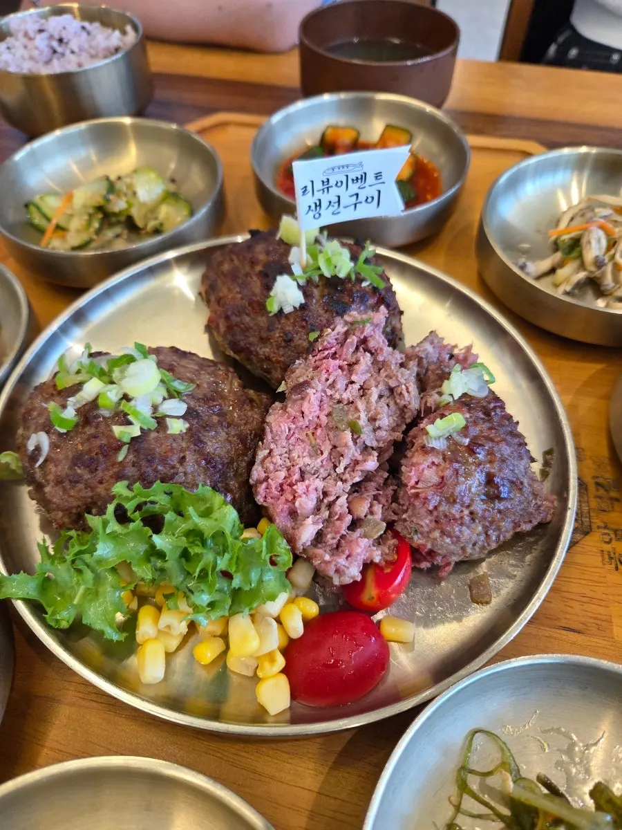 자르기 쉬운 부드러운 떡갈비 단면