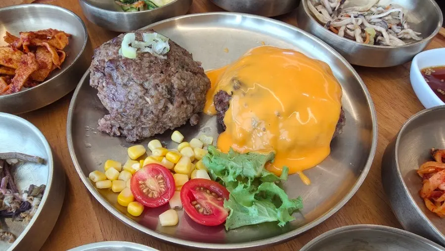 동암떡갈비정식과 치즈떡갈비정식 상차림