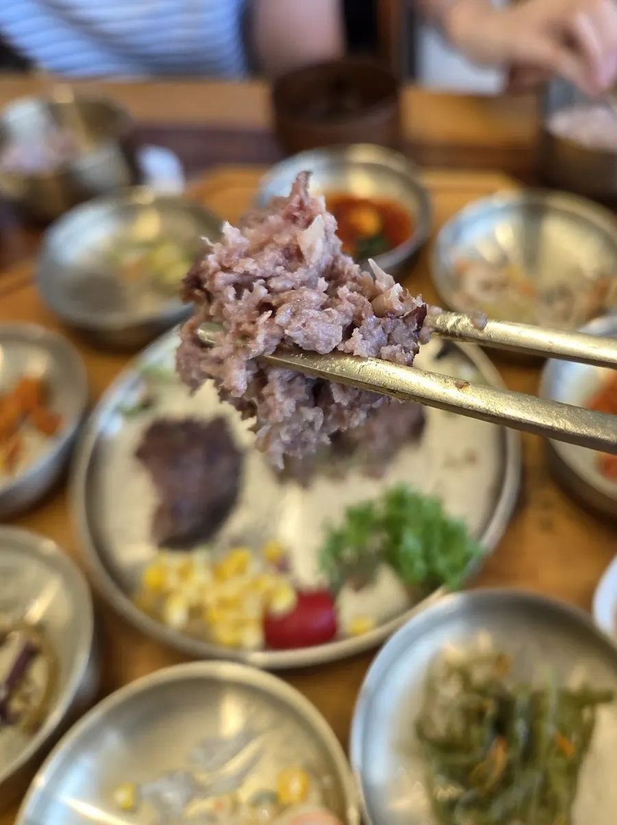 밥과 함께 먹는 떡갈비 한 점