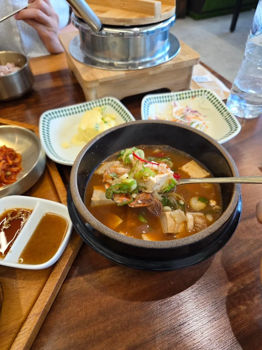 게와 두부가 들어간 된장찌개