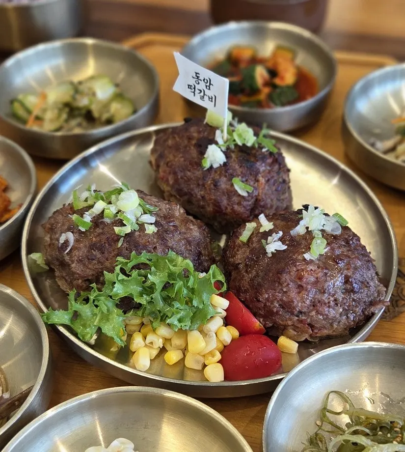 떡갈비와 솥밥, 반찬이 함께 놓인 한 상 차림