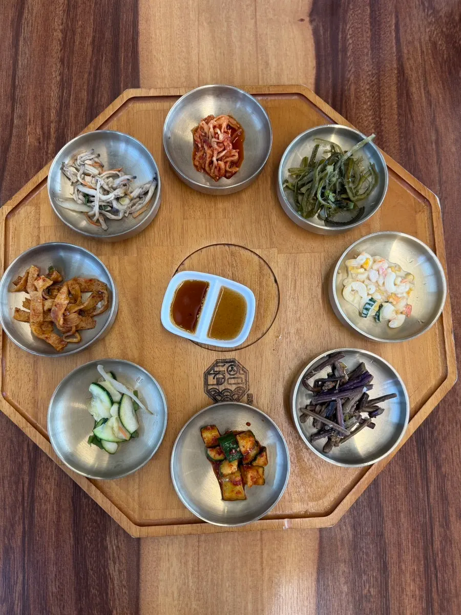 주문 후 나온 기본 반찬 상차림
